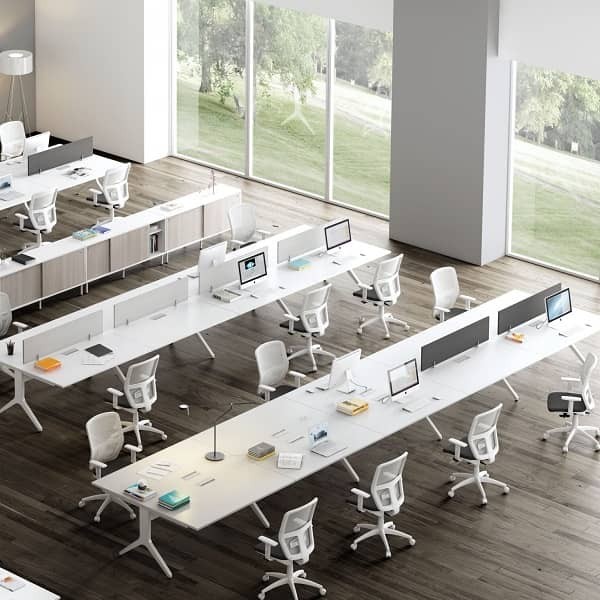 Isla de mesas de oficina para multipuestos colaborativos 