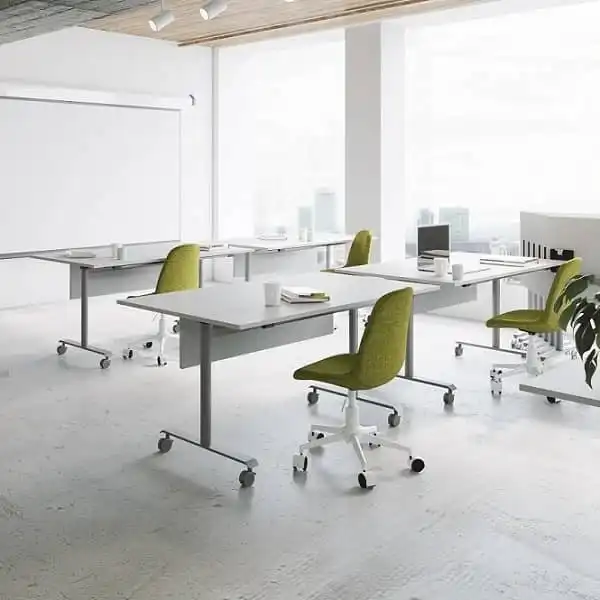 Mesa de oficina con faldn y ruedas