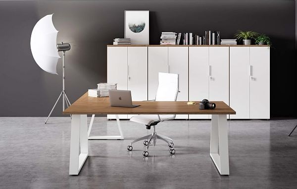 Mesa de despacho estilo industrial con armarios a juego.