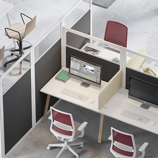 Despacho cudruple con biombos  - Despacho de  oficina cudruple con biombos mixtos de metacrilato
transparente con tapizado en color negro. 