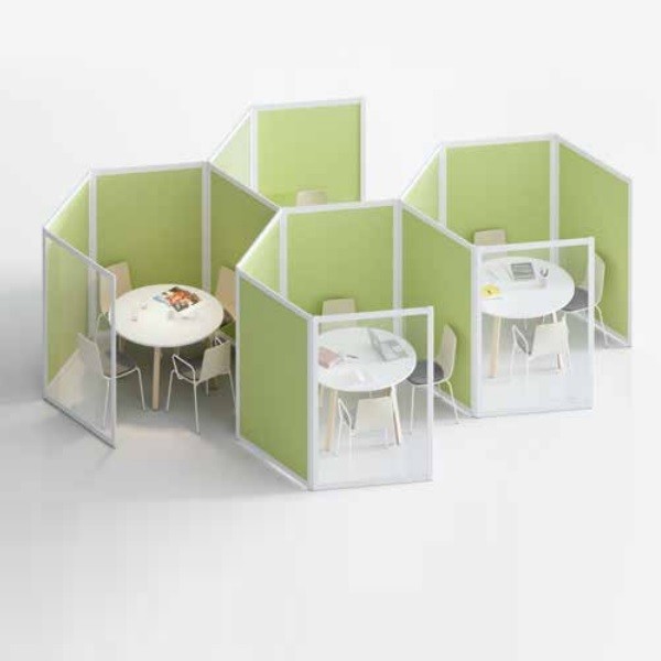 Biombo separador para sala de reuniones - Sala de reuniones para tres o cuatro personas creada con biombos
mixtos modulares tapizados en verde con metacrilato transparente.