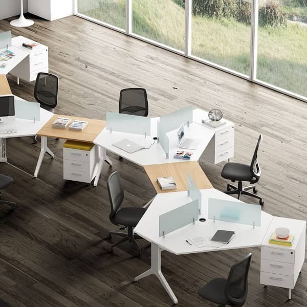 Conjunto de mesas de oficinas triangulares con separadores de cristal.