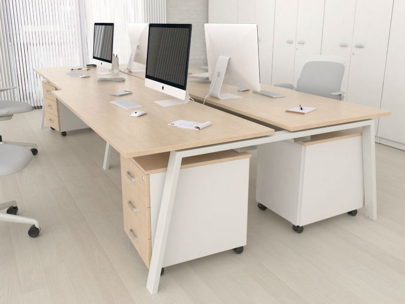 Mesas de oficina enfrentadas tipo  bench o en islas.