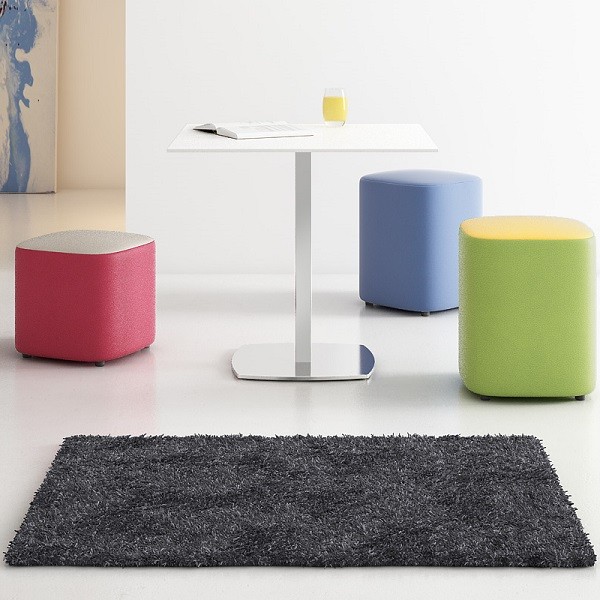 Mesa de tres tamaos con base cuadrada