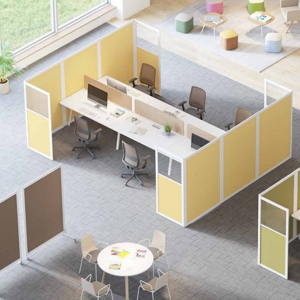 Biombos amarillos para salas de reuniones  - En esta imagen podemos ver una sala de trabajo creada por biombos
mixtos de metacrilato transparente con panel tapizado en amarillo.